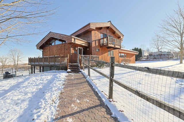 view of front of home featuring a balcony