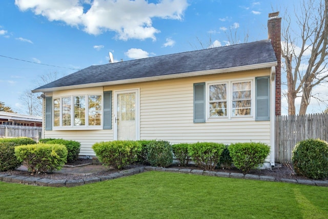 view of front facade featuring a front yard