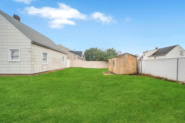 view of yard featuring a shed