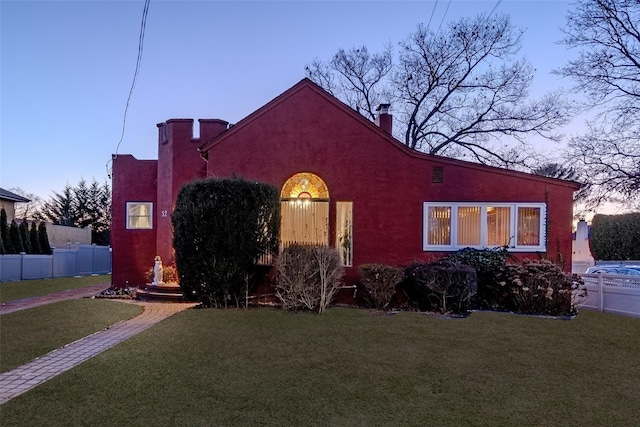 view of front of home featuring a yard