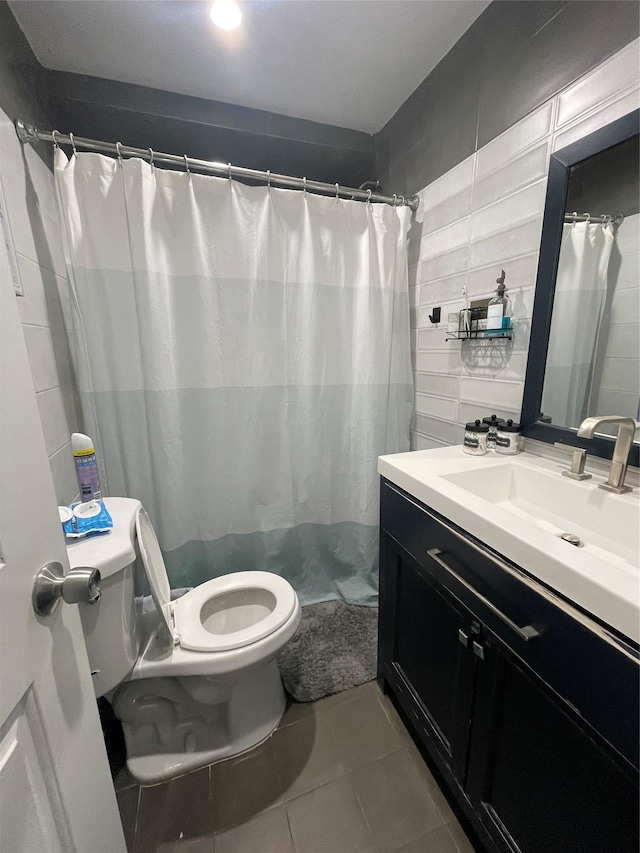 bathroom featuring tile patterned floors, a shower with curtain, vanity, and toilet