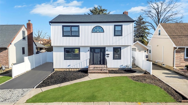 view of front of home featuring a front lawn