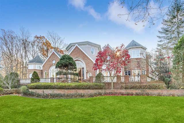 view of front of property with a front lawn