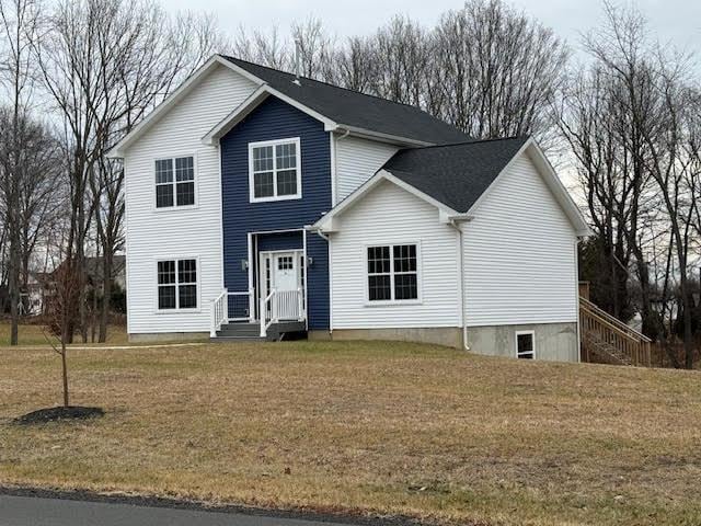 view of front of house featuring a front lawn