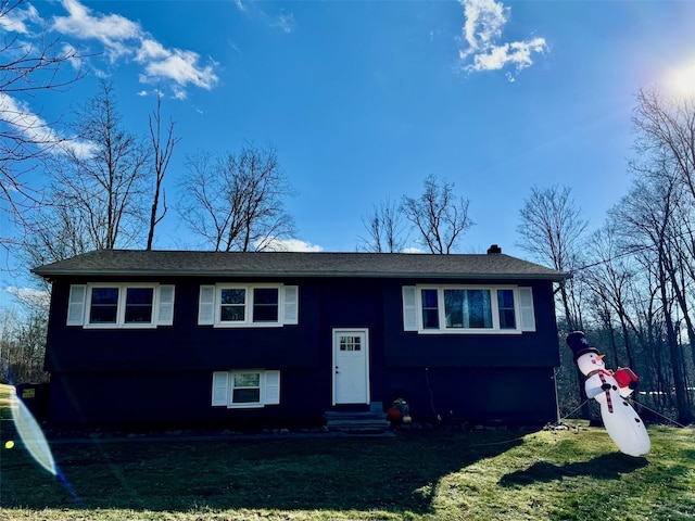 bi-level home featuring a front lawn