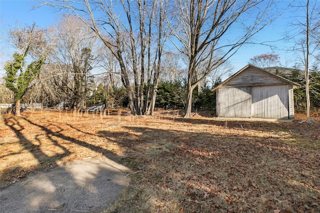 view of yard featuring an outbuilding