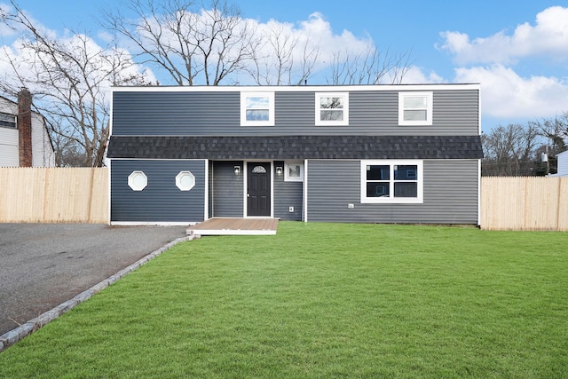 view of front of house featuring a front lawn