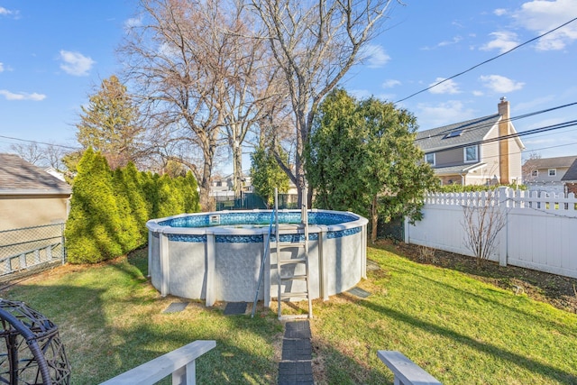 view of yard featuring a fenced in pool