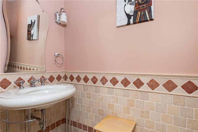 bathroom featuring tile walls