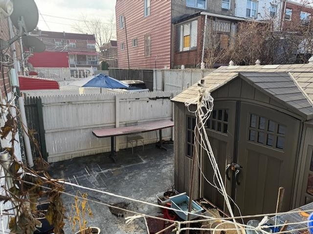 view of yard with a storage shed