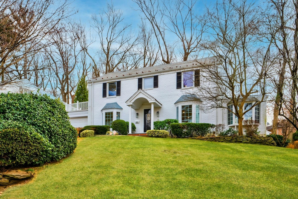 view of front of house with a front yard