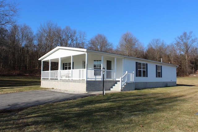 view of front of property with a front lawn and covered porch