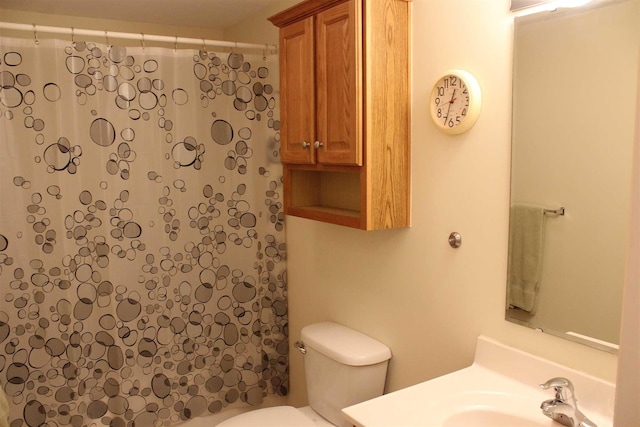 bathroom with a shower with curtain, toilet, and vanity