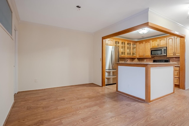 kitchen with stainless steel appliances, tasteful backsplash, light hardwood / wood-style floors, ornamental molding, and kitchen peninsula