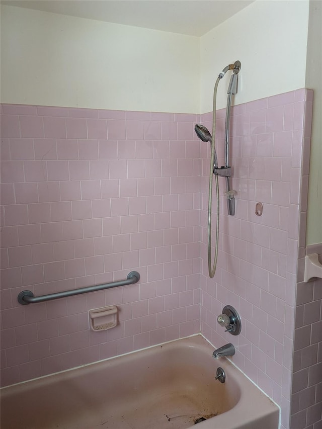 bathroom with tiled shower / bath