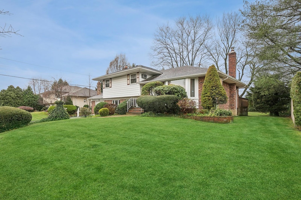 view of front of home featuring a front yard