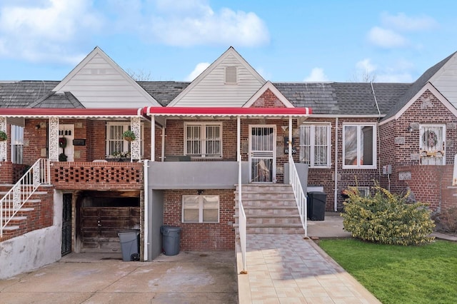 view of front of property featuring a porch