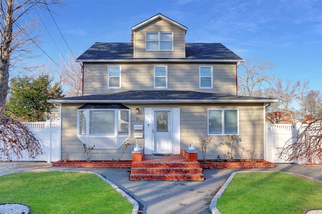 view of front of home featuring a front yard