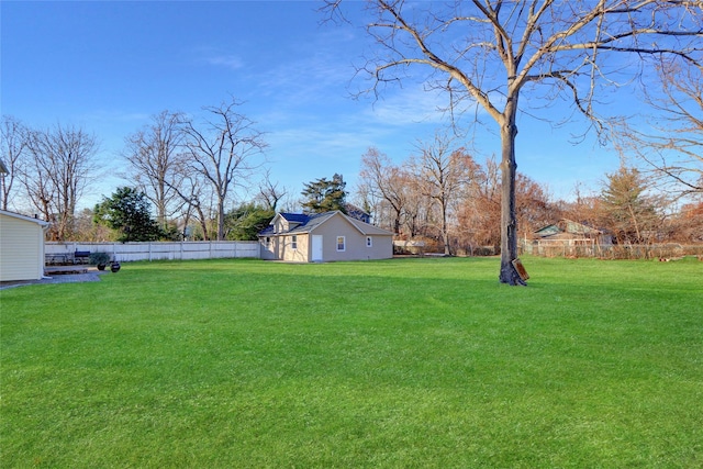 view of yard featuring an outbuilding