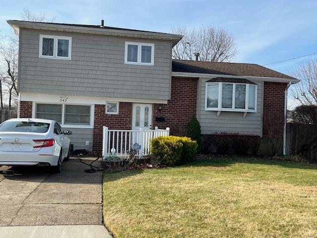 split level home featuring a front yard