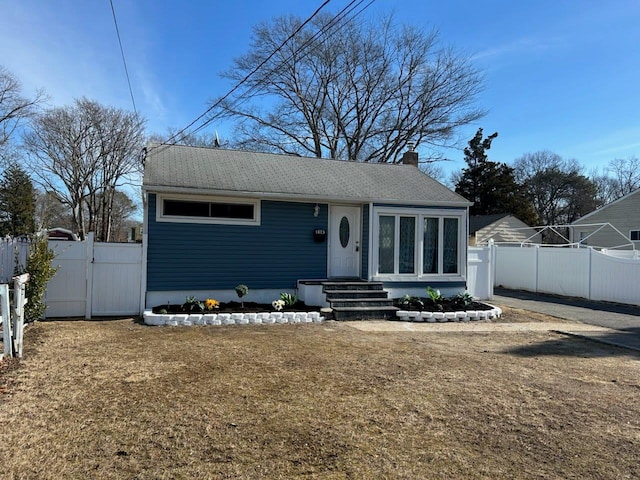 view of front of property featuring a front lawn