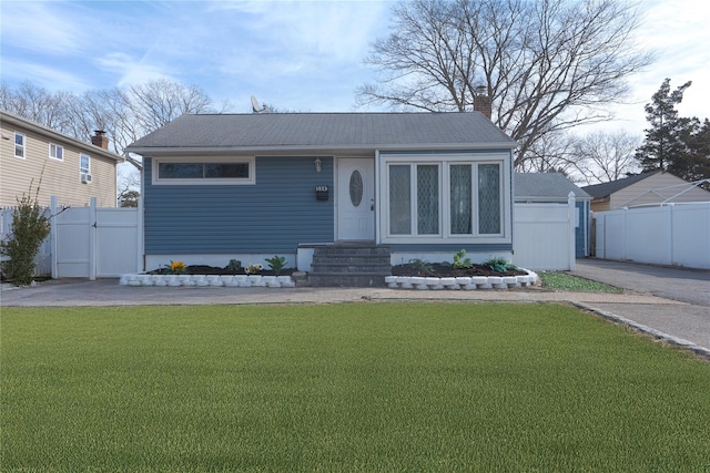 view of front of house featuring a front yard