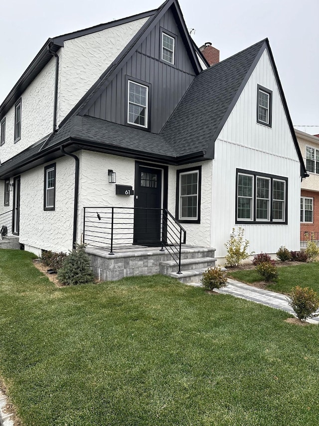 view of front of home featuring a front yard