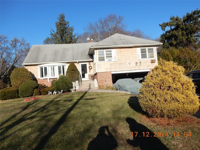 view of front of property with a front yard