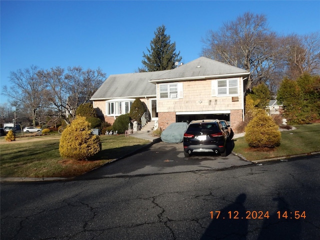 view of front facade featuring a front lawn and a garage