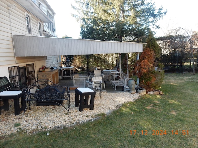 view of yard featuring a patio