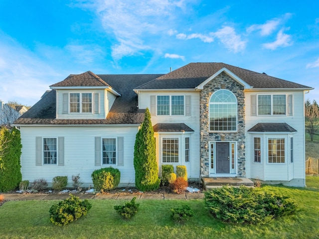 view of front of property featuring a front yard