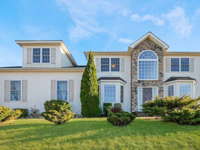 view of front of home featuring a front yard