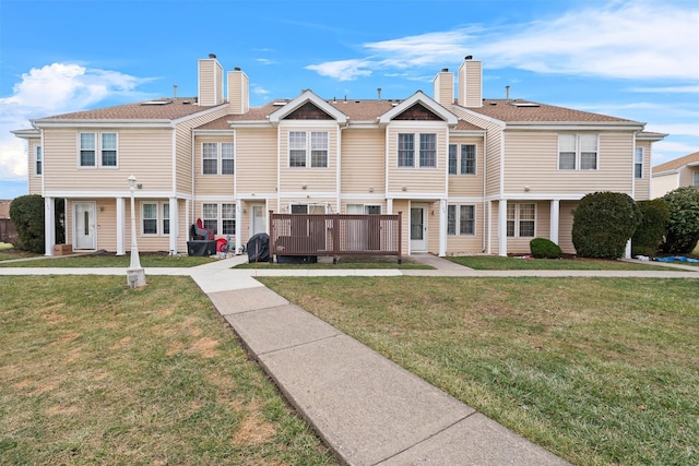 view of front of property featuring a front yard