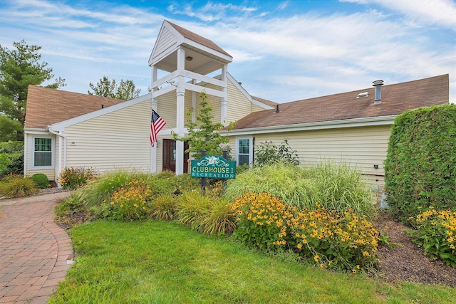 view of front of house with a front lawn