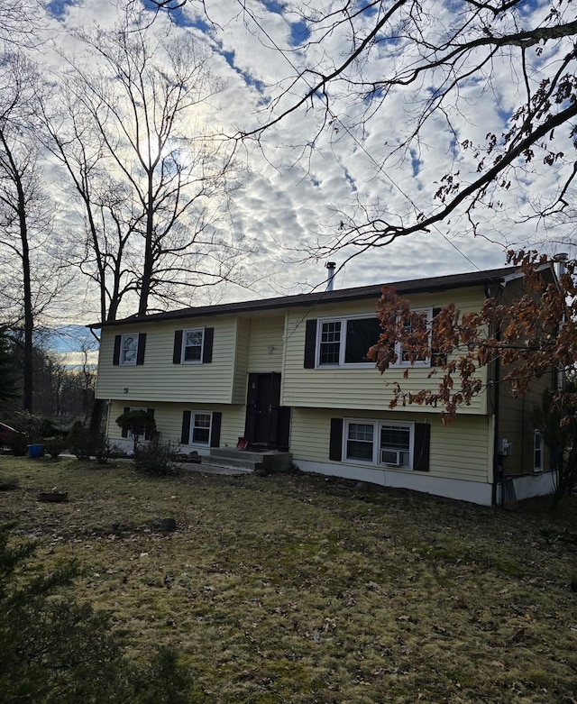 bi-level home featuring a front yard