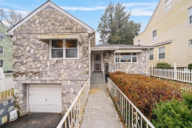 view of front facade featuring a garage