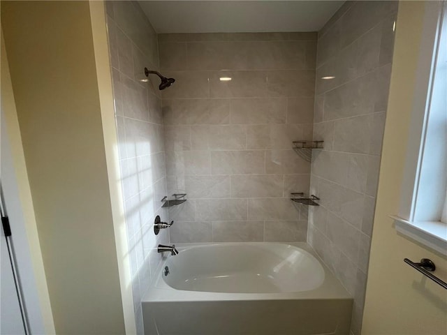 bathroom with tiled shower / bath