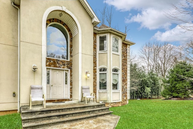 property entrance featuring a lawn