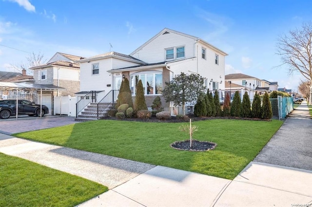 view of front of property featuring a front yard