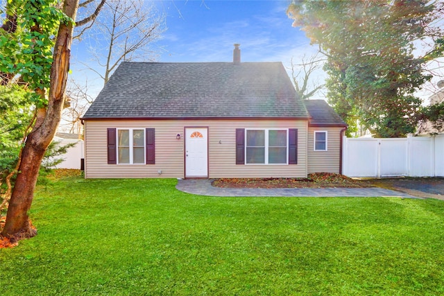 cape cod-style house featuring a front yard