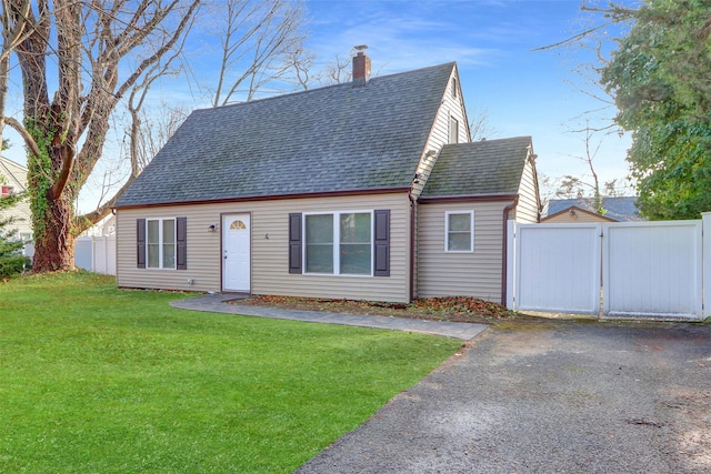 view of front of property with a front yard