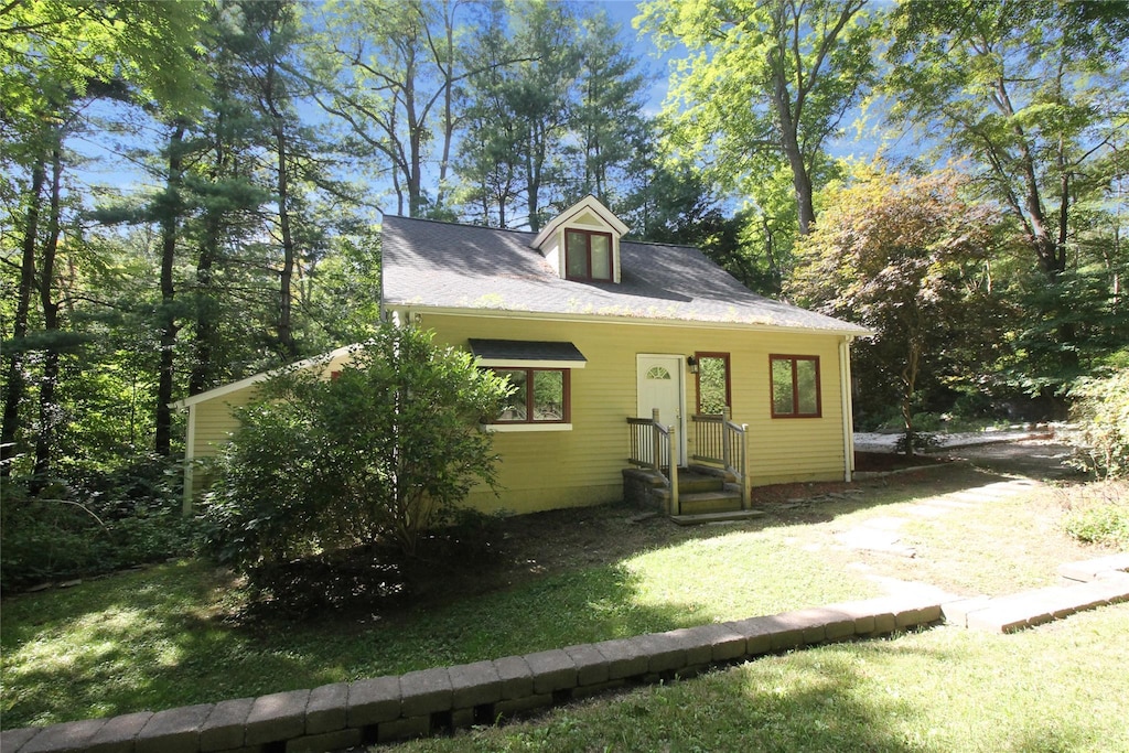 view of front of home featuring a front yard