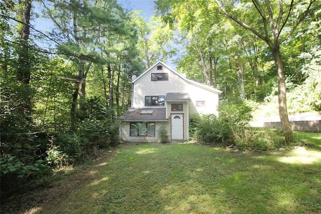 view of front of property featuring a front lawn