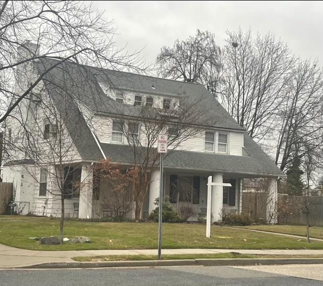 view of front of property featuring a front yard