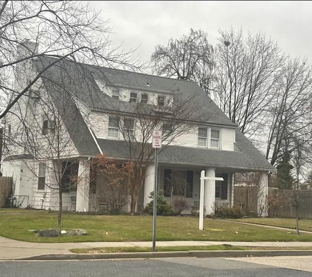 view of front of property featuring a front yard