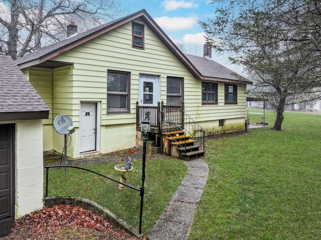 view of front of property featuring a front yard