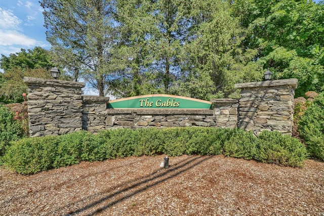 view of community / neighborhood sign