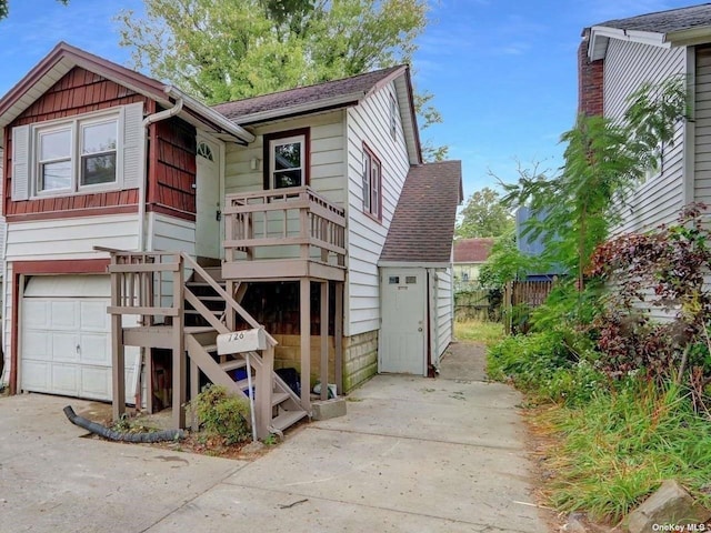 view of front facade with a garage