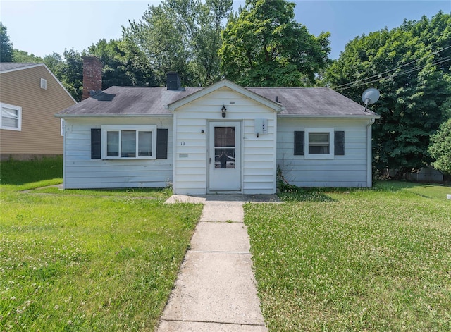 view of front facade featuring a front yard