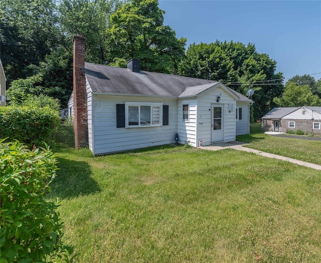 view of front of house with a front lawn